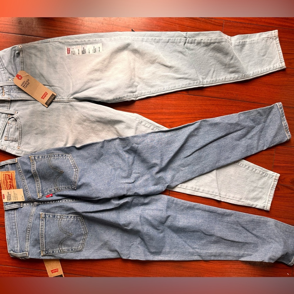 2 High Waisted Taper Levi’s Jeans